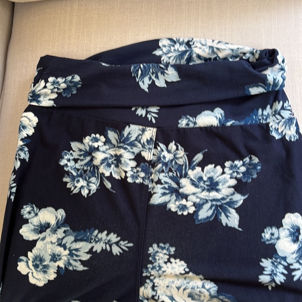 Hot Kiss Navy and white floral 2 piece set Size M - Picture 3 of 5